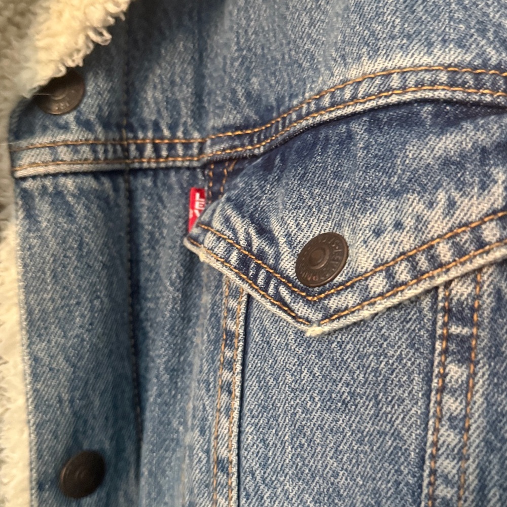 Levi's Light Blue Denim Jacket with Cream Sherpa Lining - Picture 3 of 4